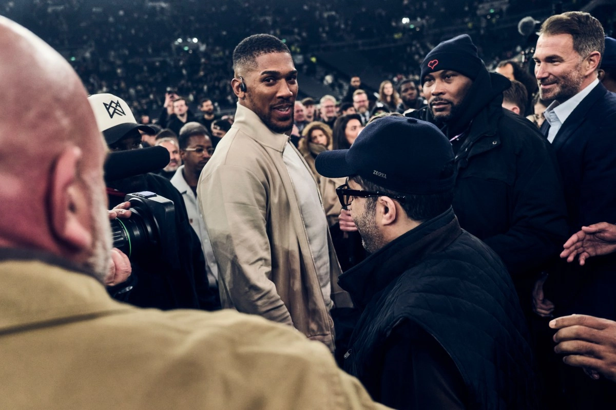 Anthony Joshua sends an ultimatum to Fury with the promise that he will take him down