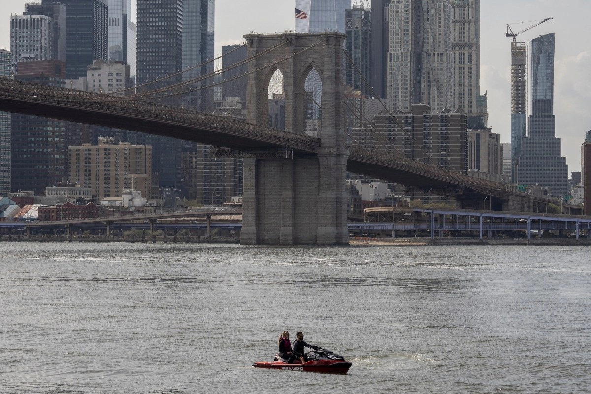 Eight people were rescued after the forced landing of a seaplane in the East River in New York