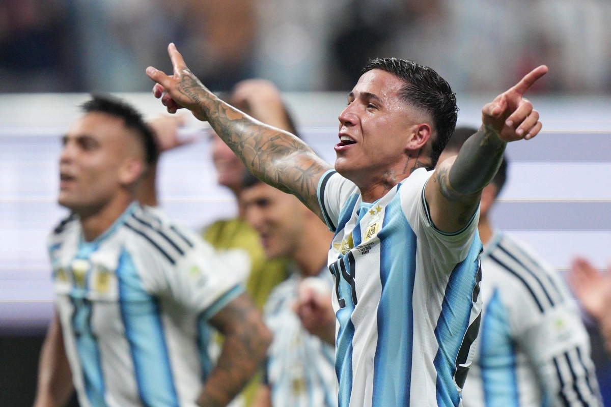 Enzo Fernndez and Lautaro Martnez celebrate a display of character of an Argentina that does not give up