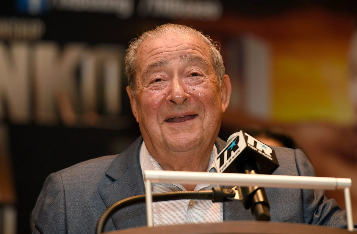 Bob Arum attacks Canelo and asks him to dedicate himself to golf because he is finished in boxing