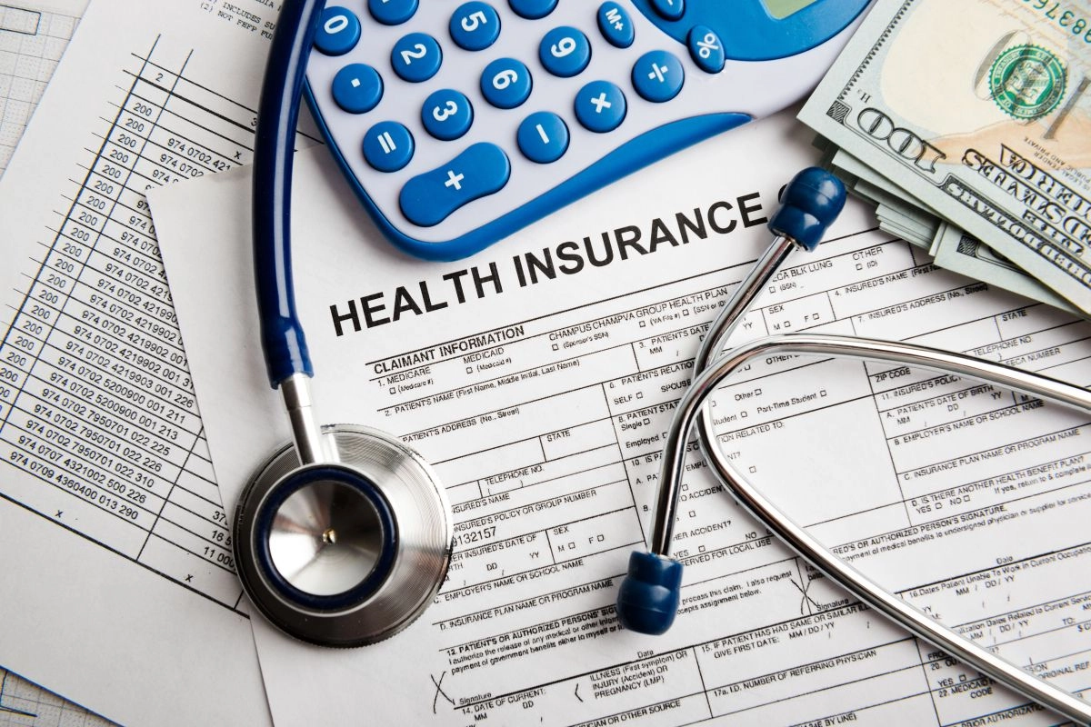 What are the states where people spend the most and least on health insurance?