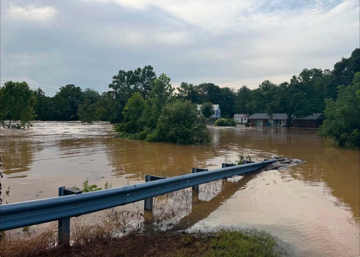 Heavy flooding in Missouri more than 350 people rescued and the threat of new rains continues