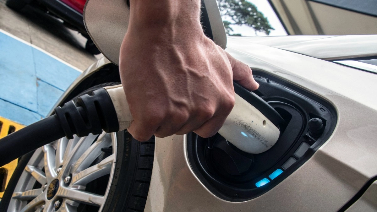 California governor says he will offer rebates of up to 3500 for electric vehicle buyers