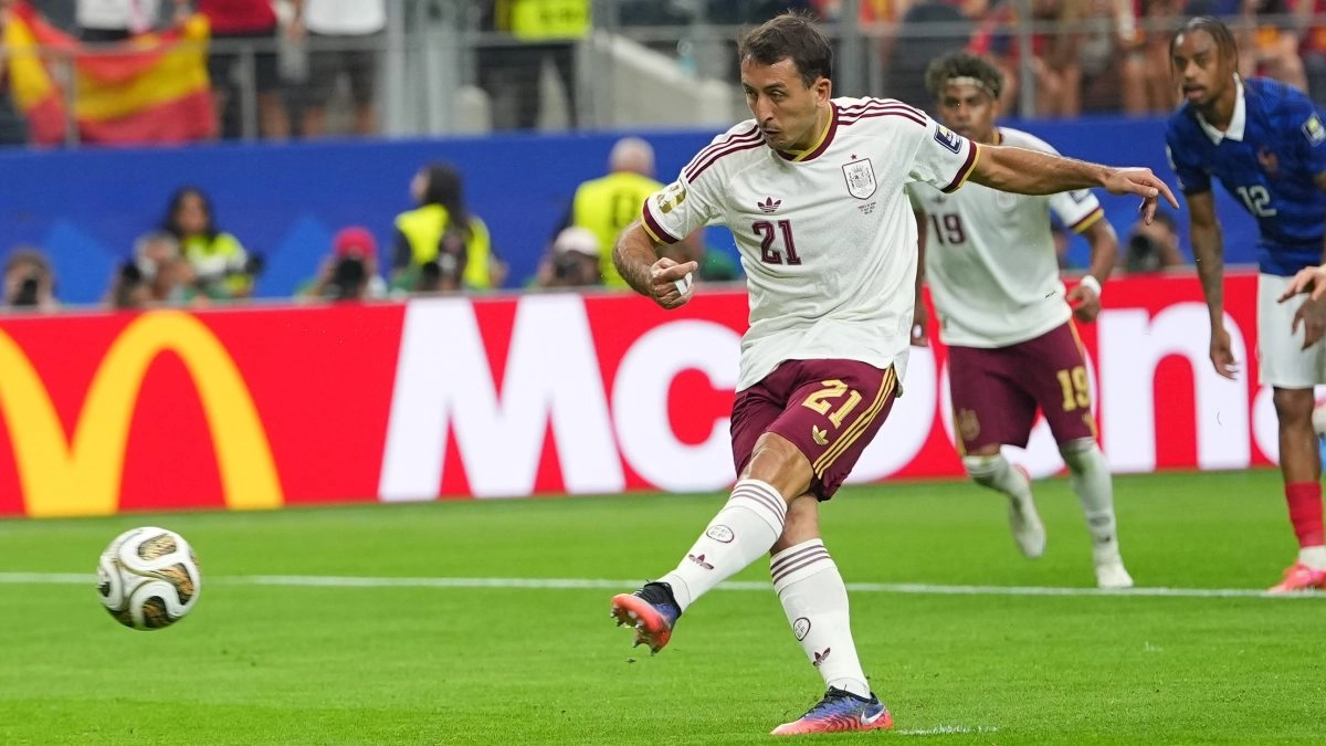 Mikel Oyarzabal makes history against France and puts himself on par with Emilio Butragueo and David Villa