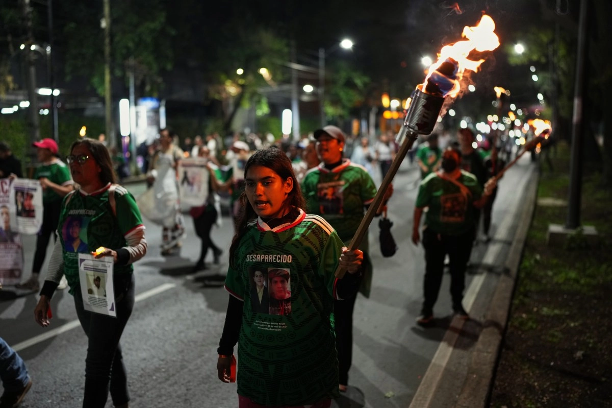 Antimonument on missing persons disappears at the Angel of Independence in Mexico City