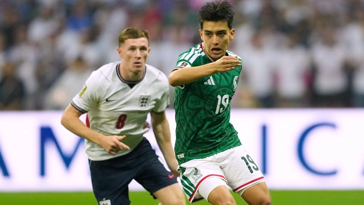 Kun Agero offers advice to Gilberto Mora