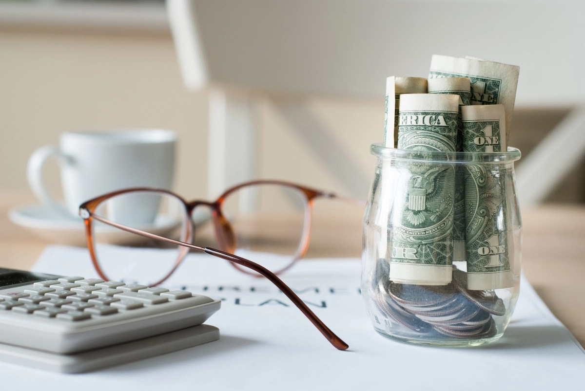What are the states with the highest number of people in financial difficulties