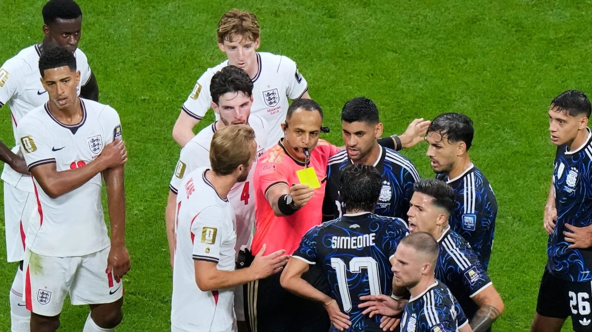 How was the refereeing of the match between Argentina and England for the 2026 World Cup semifinals