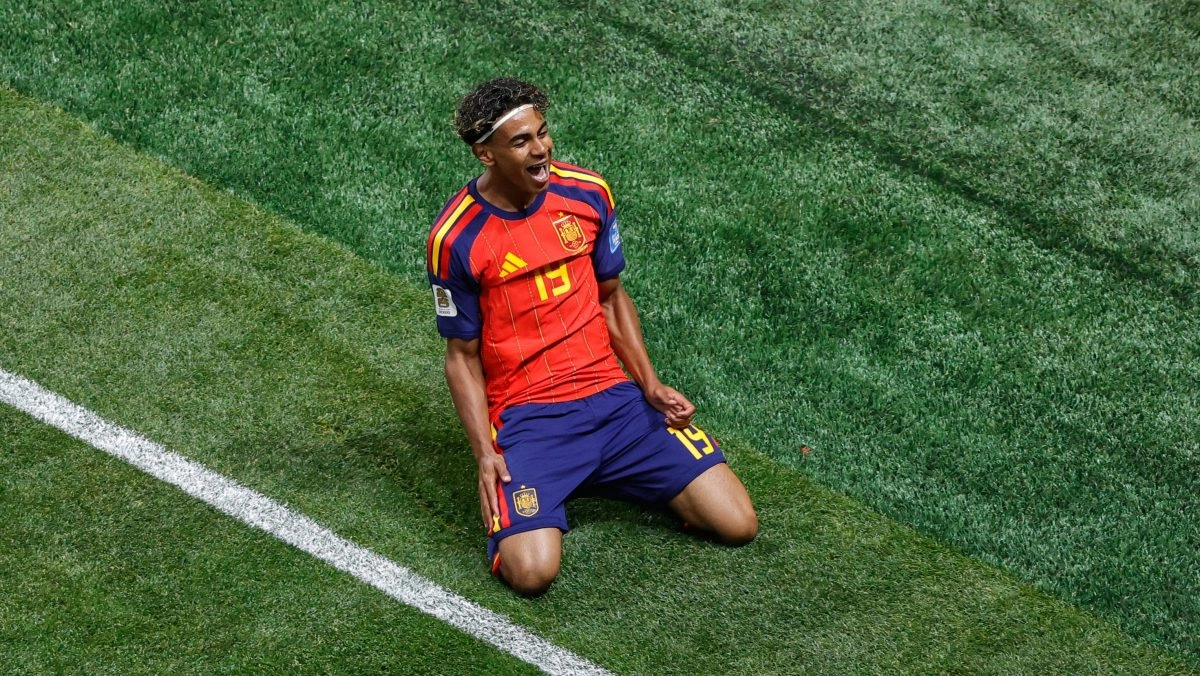 From the iconic photo with Lionel Messi to the 2026 World Cup final Lamine Yamal will fulfill a dream