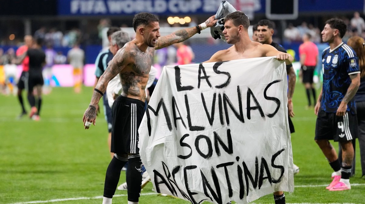 They ask FIFA to investigate the Argentina team for posing with a banner in support of the Malvinas