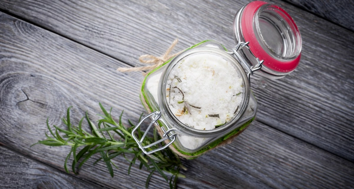 Baking soda and rosemary a natural remedy to care for hair and darken gray hair