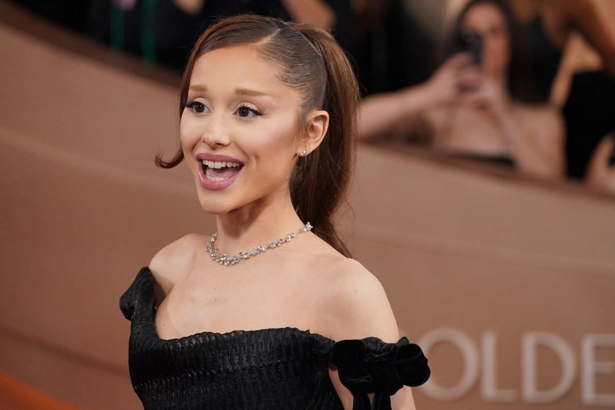 Ariana Grande and Ricky lvarez rekindle their romance with a walk through Central Park