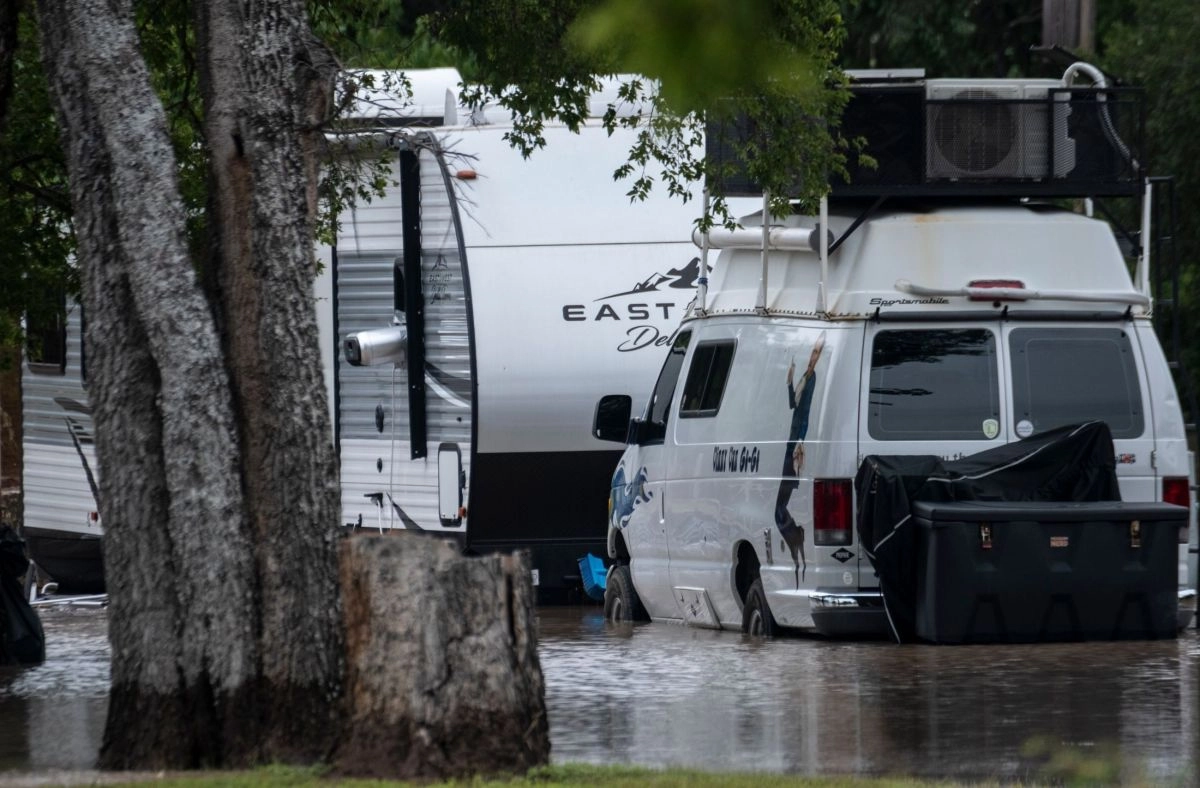 Pipeline more than 100 years old collapses and floods West Hollywood leaves a huge hole