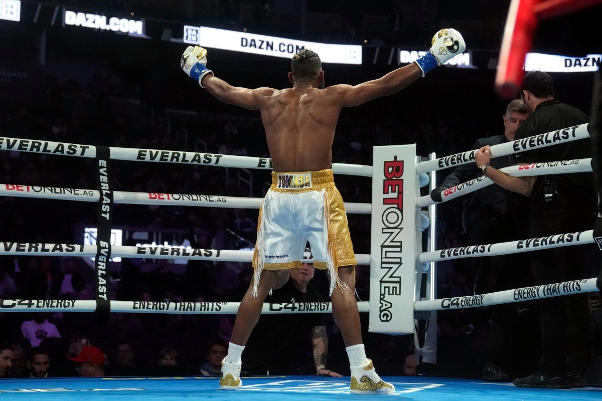 Cuban Andy Cruz knocked out Mexican Abrahan Montoya in three rounds in California