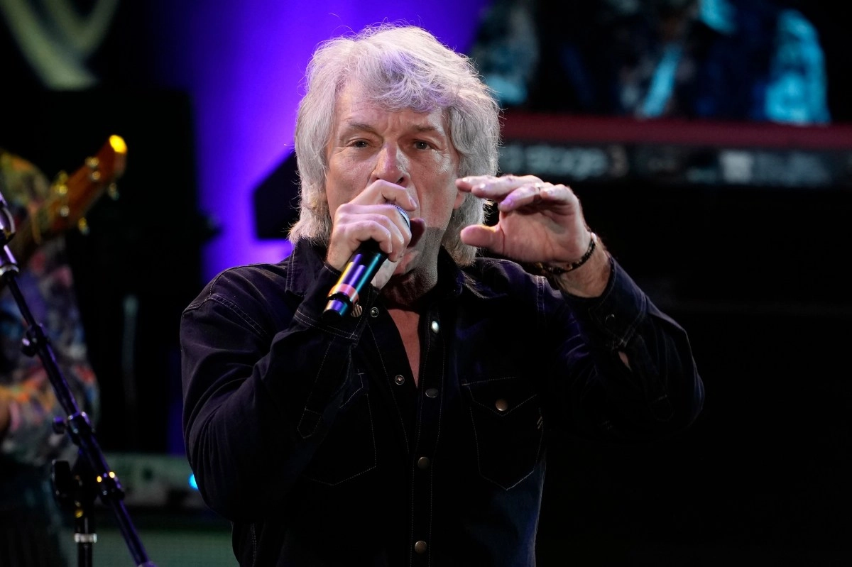 Im in pain Bon Jovi stopped his show at Madison Square Garden and his health is worrying