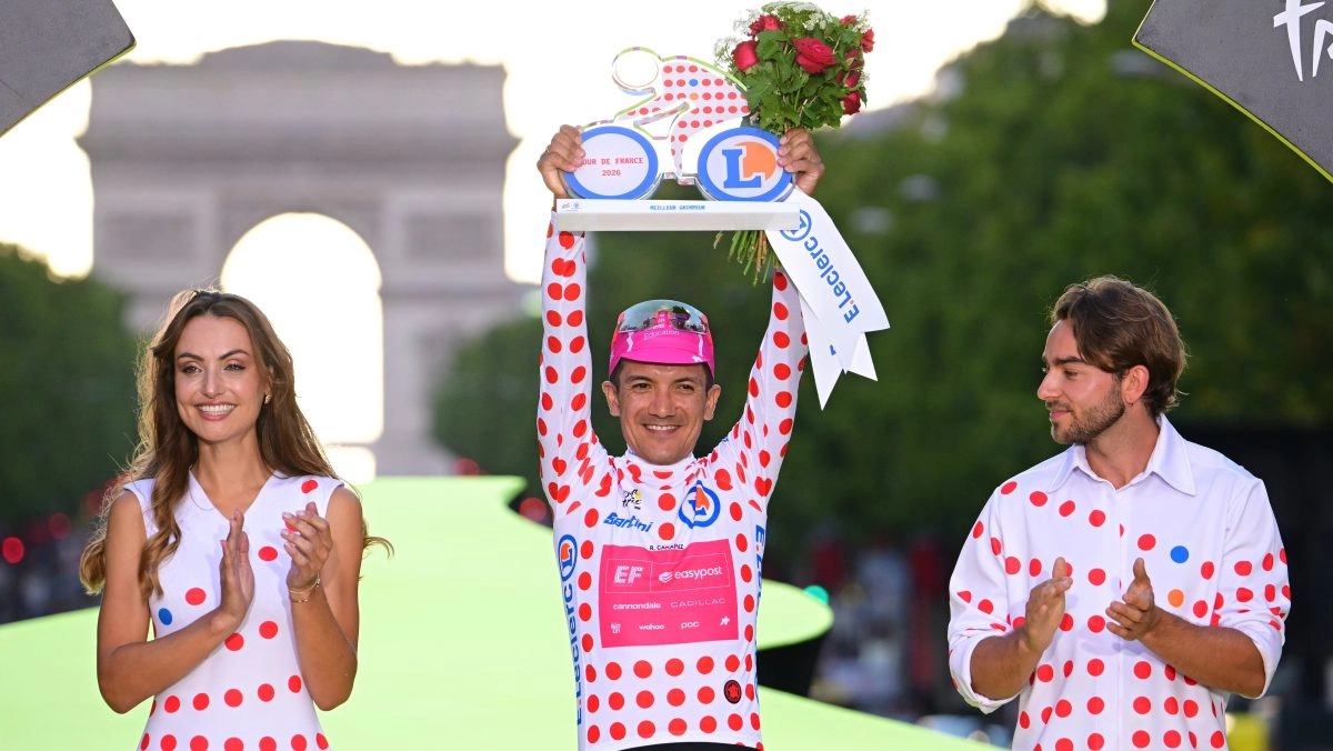 Richard Carapaz closes a dream Tour de France two stages mountain jersey and prize for the super combative