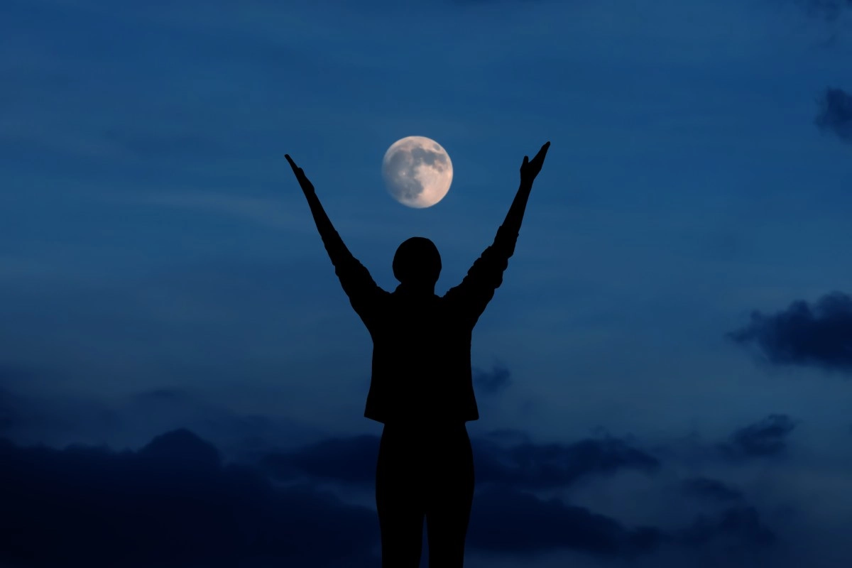 What is good to do and not do during a full Moon, according to astrology