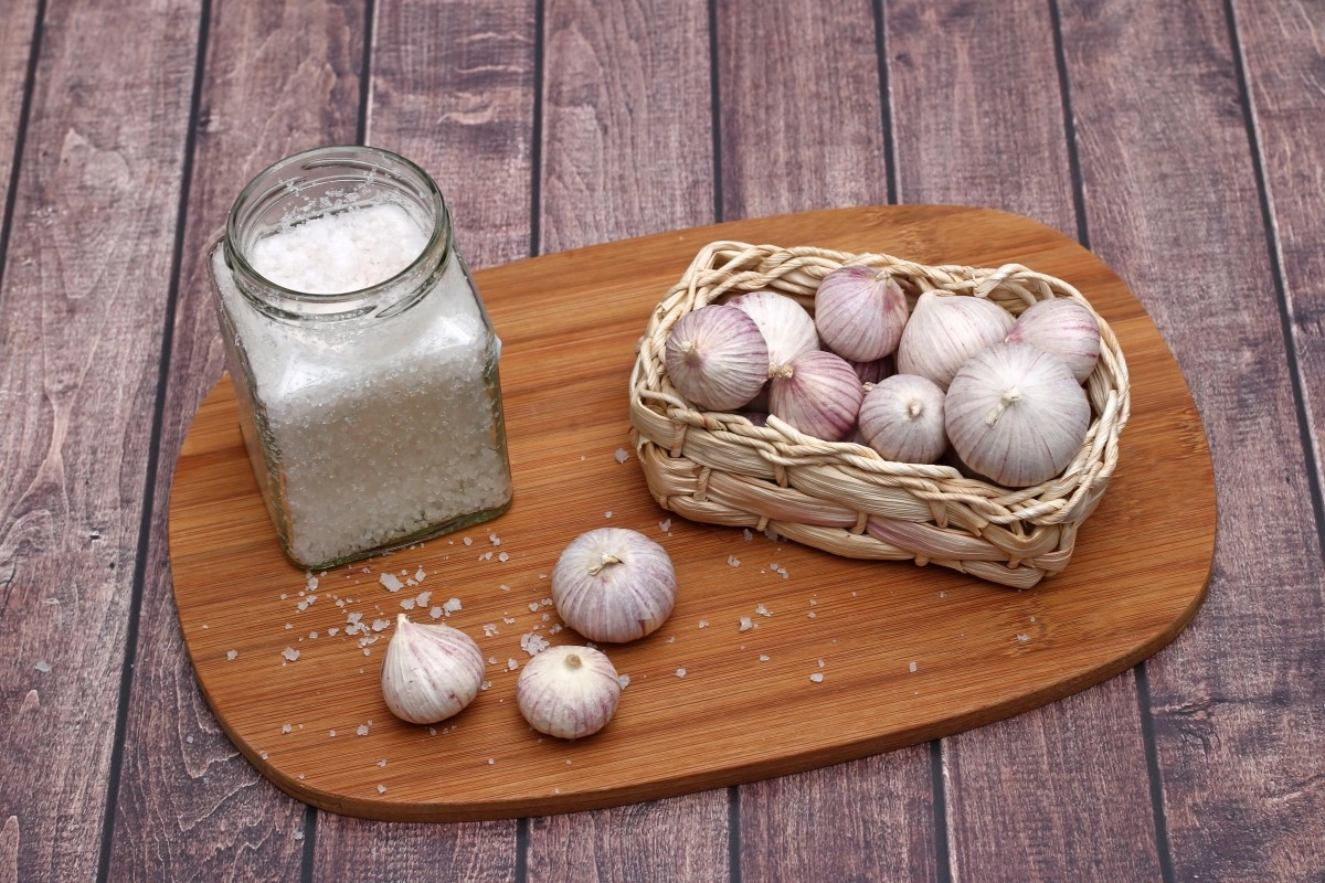 Ritual: How to Use Garlic and Salt Together to Block Bad Luck