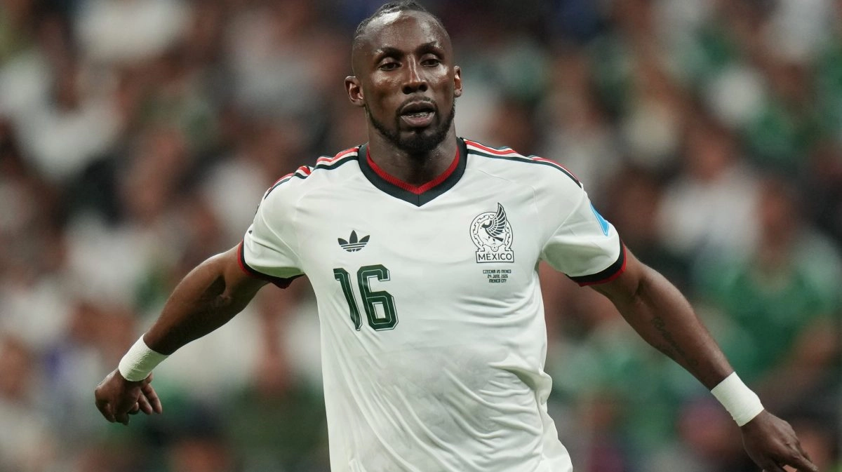 Hero's welcome: Julián Quiñones returns to Saudi Arabia after shining at the World Cup