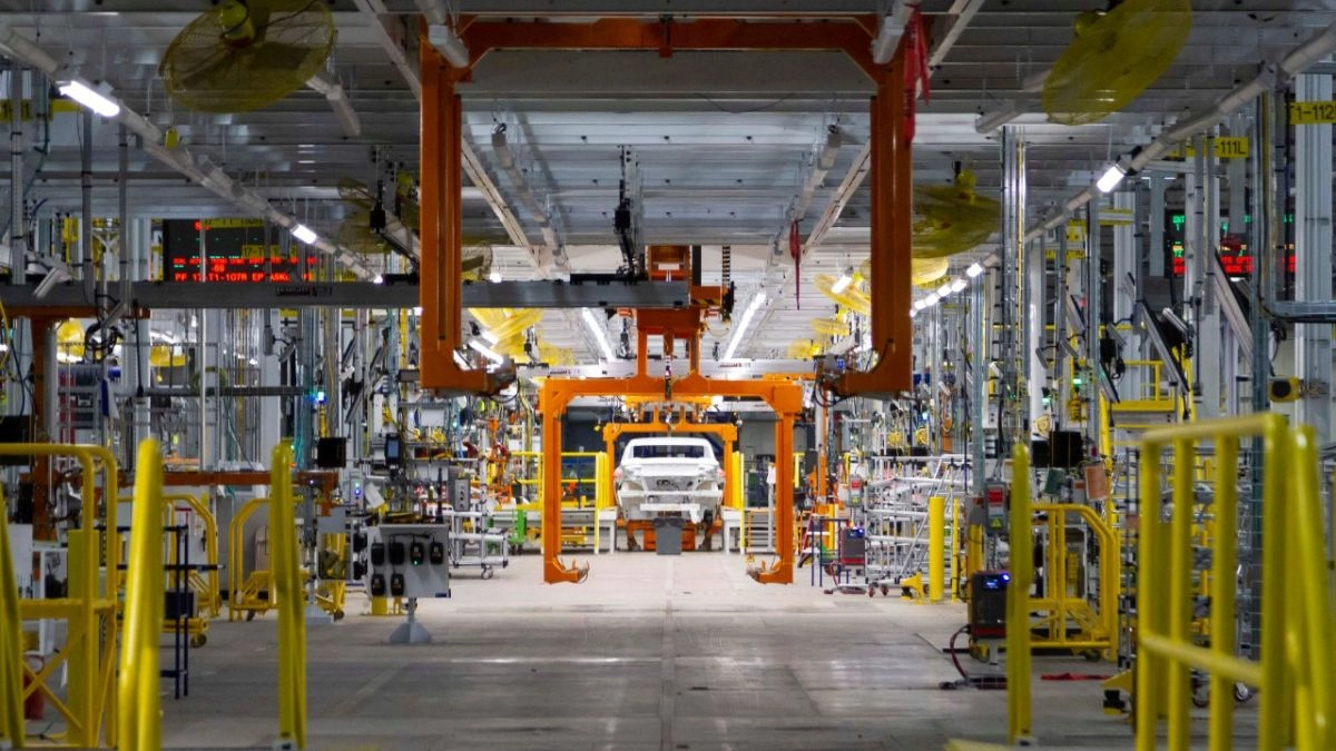 Trump defends 25% tariffs and attacks electric cars