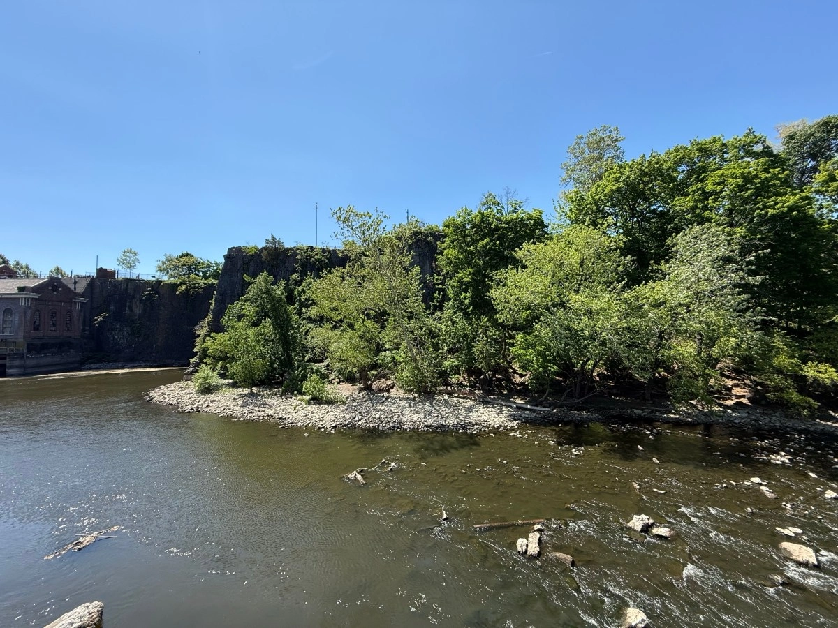 Tragedy in New Jersey: a boy died after rescuing his sister from a river and they are looking for another minor
