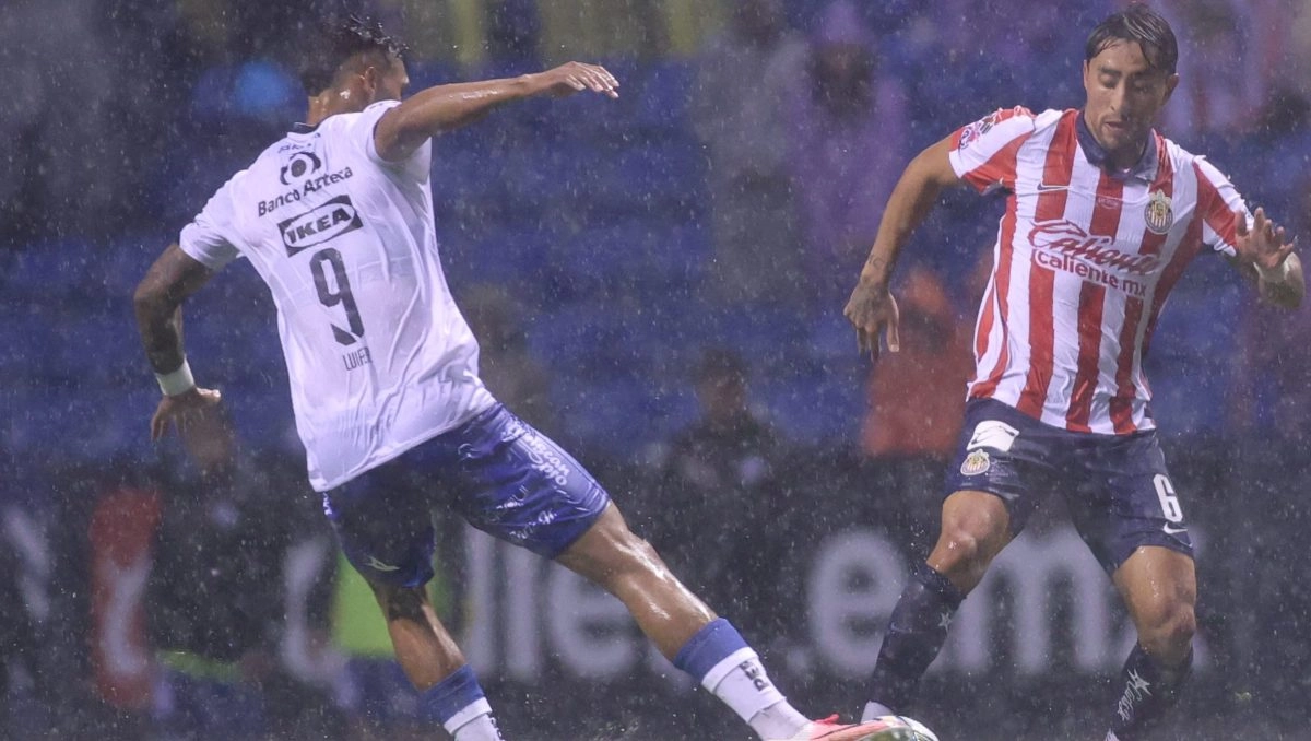 Money weighs more than the show and forces Puebla and Chivas to play under a deluge