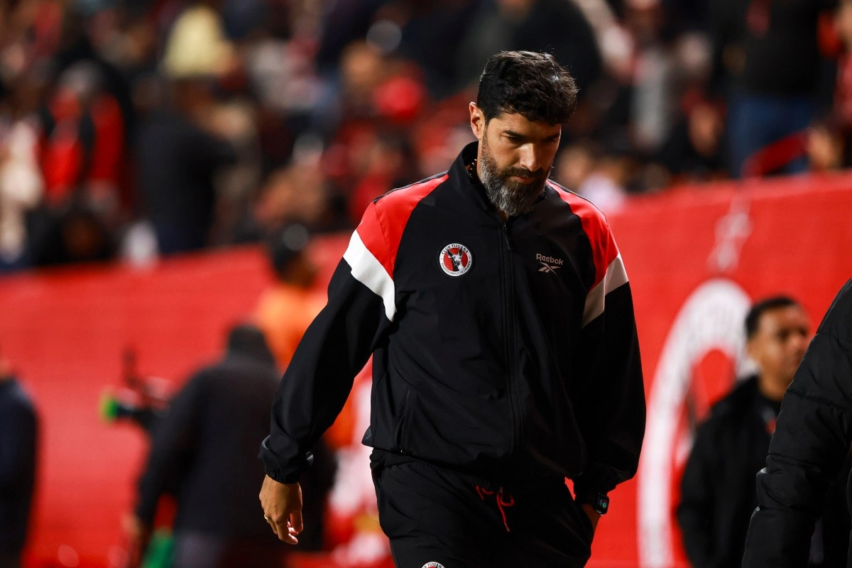 Sebastin Abreu advises Gilberto Mora regarding his imminent departure