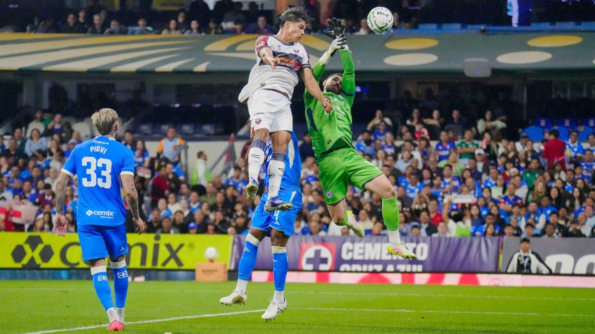 Atlante jumped from the third rope to end the charm and undefeated Joel Huiqui