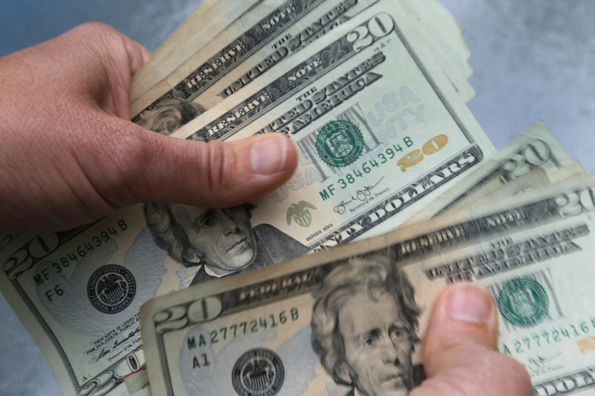California minimum wage increases to 1740 per hour in 2027