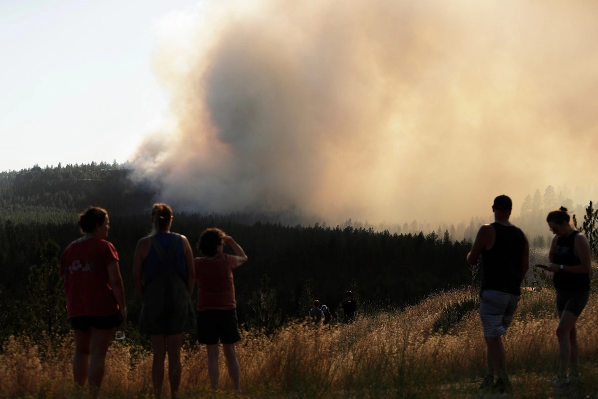 More than 65,000 evacuated and 700 homes devastated by serious fires in the northwest of the United States.