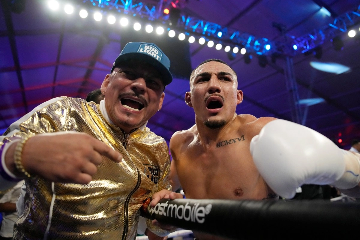 Teófimo López attacks Davis after rejecting the juicy purse to fight Haney