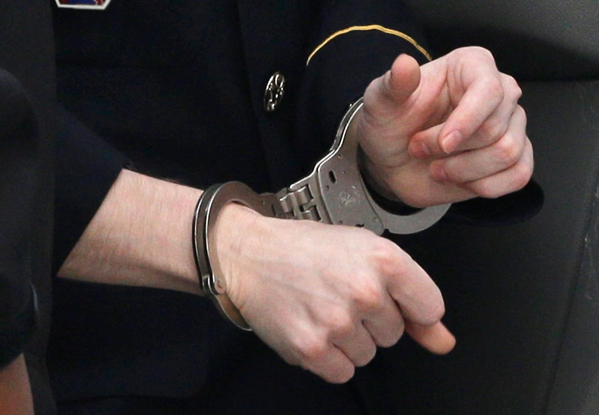 Hispanic man arrested for assaulting a woman in Los Angeles