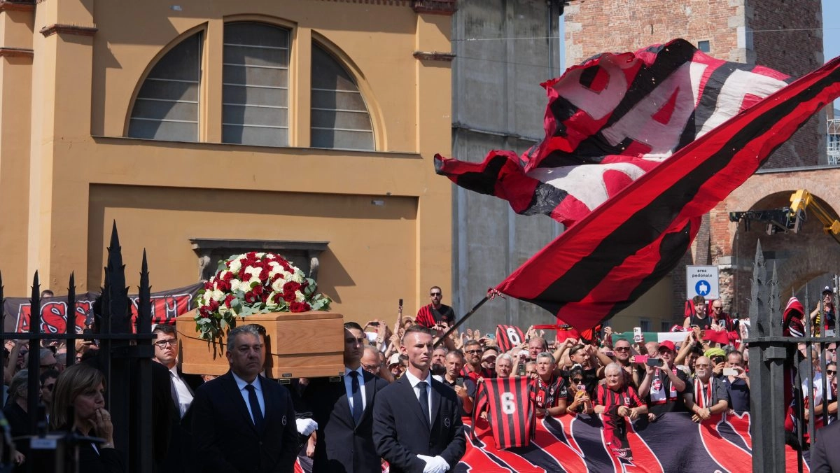 Roberto Baggio, Paolo Maldini and a crowd say goodbye to Franco Baresi in Milan with an emotional tribute
