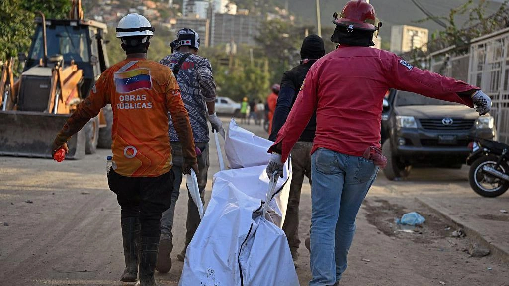 “I went from designing handmade clothing to making mortuary bags”: Venezuelans who assist the victims of the double eart