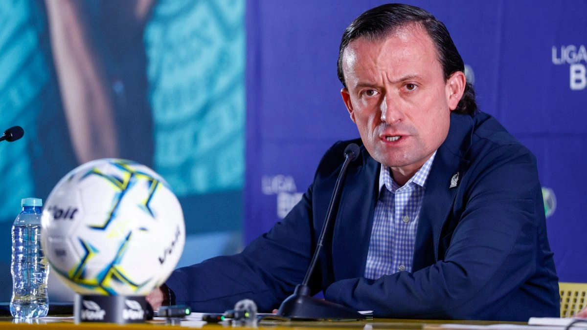 The fury over the lack of promotion pursues Mikel Arriola even on commercial flights