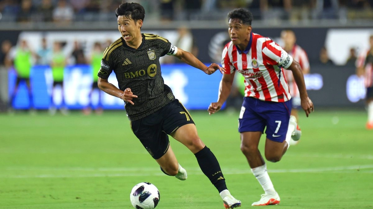 Luis Romo's careless penalty that cost Chivas the extra point against LAFC: 4-5 (1-1)