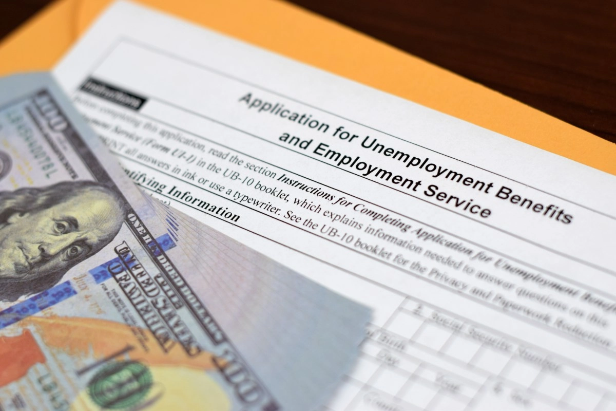 US jobless claims rise to 199,000, below economists' expectations