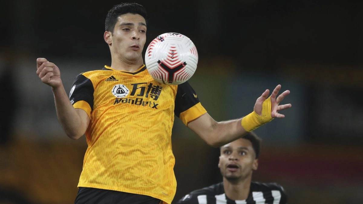 Raúl Jiménez unleashes nostalgia in Molineux with a crazy ovation at the return of the prodigal son