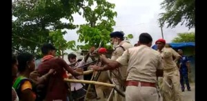 Attack on the police team that went to raid in Patna, people ran and beat the police