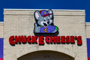 Arrest a worker disguised as Chuck E. Cheese for alleged robbery in Florida