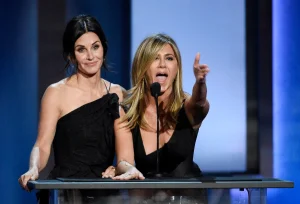 Jennifer Aniston and Courtey Cox Share a selfie that crashes a the fans