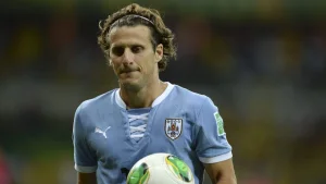 Diego Forlan hospitalized due to senior soccer injury: he fractured three ribs