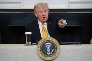 Trump says cartels “rule Mexico”, but praises bravery of President Sheinbaum