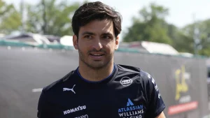 Carlos Sainz dedicates his helmet to Chile for the Mexican GP