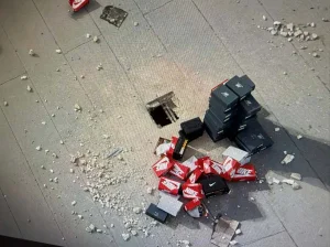 Thieves drill roof and steal thousands of dollars in sports shoes from Florida shopping mall