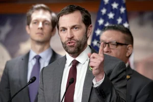 Democrats accuse that Trump's attacks against alleged drug boats are murders