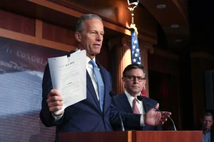 Senate approves bill to reopen the government with the support of eight Democrats