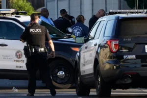 Despliegue policial por balacera en edificio de apartamentos en Los Angeles