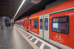 Hispanic woman greets passengers in Spanish on a train in Germany: the reaction is already viral