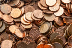 Father throws 80,000 cents in the yard as child support payment: the ending will surprise you